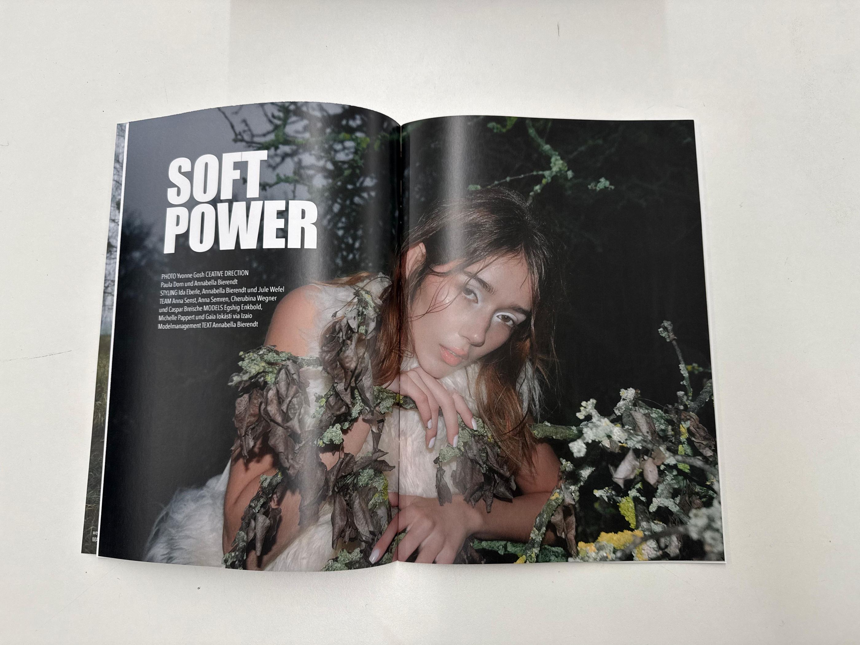 Aufgeschlagene Magazin-Doppelseite mit der Überschrift Soft Power neben einem Porträt zwischen Blüten.